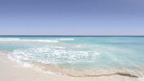 Tropical Sandy Beach HD Desktop Wallpaper